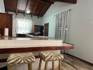 Een microgolfoven, een oven, een kookplaat