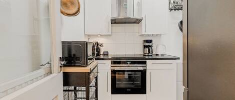 Kühlschrank, Mikrowelle, Ofen, Herdplatte