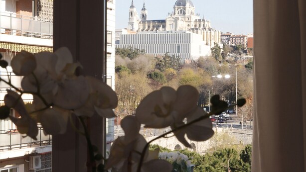 A view of a cityscape with a prominent white building with domes and towers in the background. - Collection Madrid Rio Exterior 3 Personas (Madrid)
