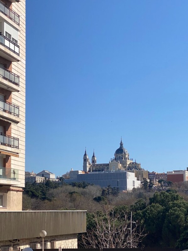 Un edificio de gran altura con balcones, una cúpula grande y dos torres al fondo.
