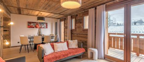 TV, lareira, livros, aparelho de som