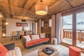 TV, fireplace, books, stereo