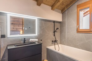 Douche, sèche-cheveux, serviettes fournies