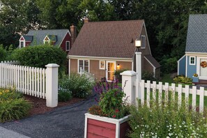 Exterior - King Bed 'Romantic Tiny Home Escape' Cozy up! (Galena)