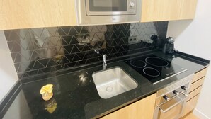 A kitchen with a microwave, sink, and stove. - C Madrid R o 2 F in Madrid (Madrid)