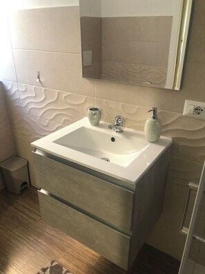 Bruser, hårtørrer, bidet, håndklæder