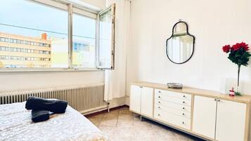 1 bedroom, bed sheets