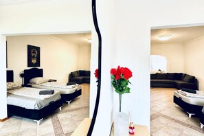 1 bedroom, desk, bed sheets - Stylish Room in Villa for 5P; Well-Connected Area (Vienna)