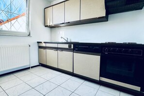 ثلاجة، ميكروويف، فرن، موقد طهي مسطح