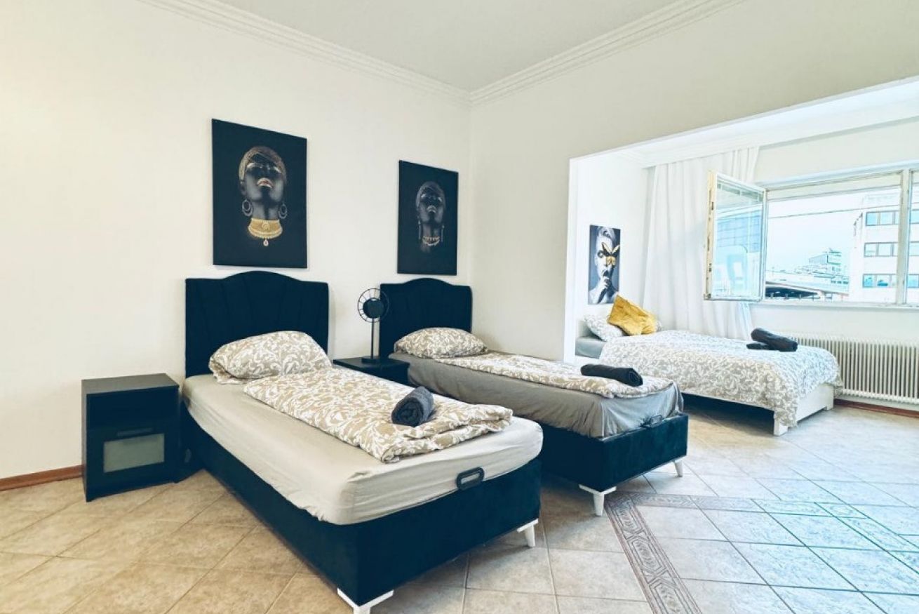 1 habitación, escritorio y ropa de cama 