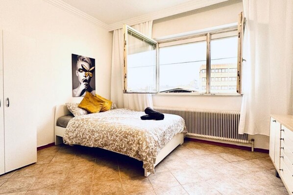 1 bedroom, bed sheets