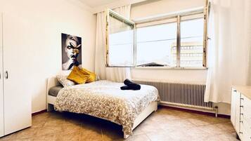 1 bedroom, bed sheets