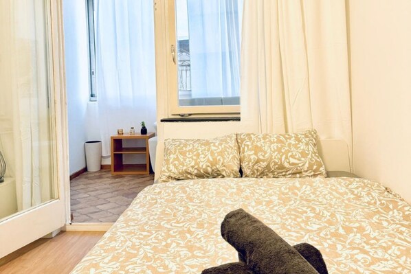 1 bedroom, bed sheets