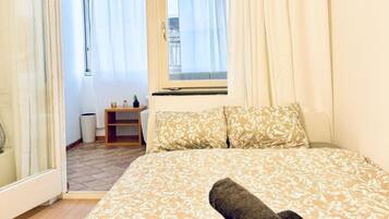 1 bedroom, bed sheets