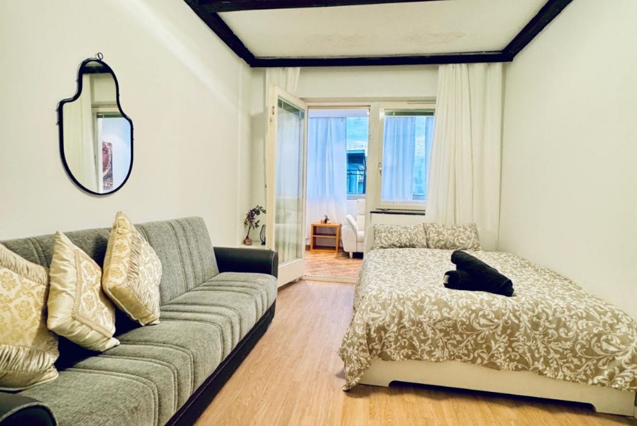 1 quarto, escrivaninha, roupa de cama