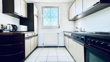 Frigorífico, microondas, horno y placa de cocina