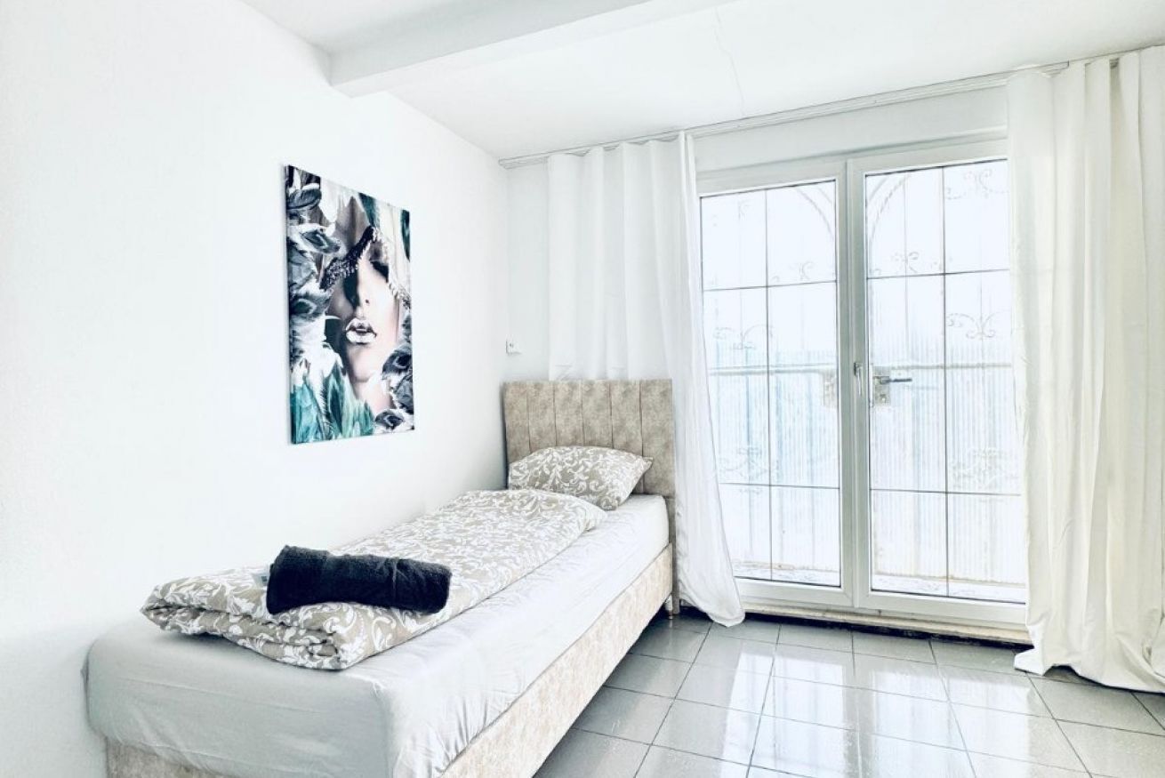 1 quarto, escrivaninha, roupa de cama