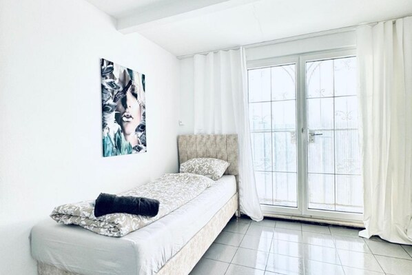 1 bedroom, desk, bed sheets - Charming Room for 3, 16 Minutes to Blumengärten (Vienna)