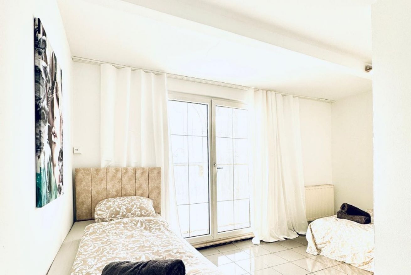 1 habitación, escritorio y ropa de cama 