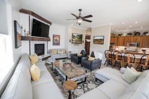 Televisie en een open haard