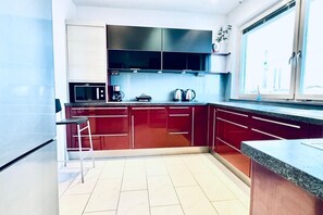 Køleskab, mikrobølgeovn, ovn, kogeplade