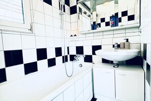 Doccia, asciugacapelli, asciugamani, sapone