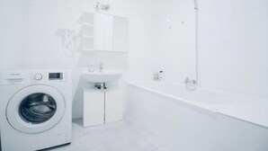 Bathroom - Charming Central Room; 15-Min Walk to Prater (Wien)