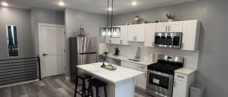 Microondas, horno, placa de cocina