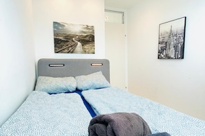 4 bedrooms, bed sheets