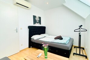 Room - Cozy Room in Two Level 4BR Apartment Very Central (Wien)