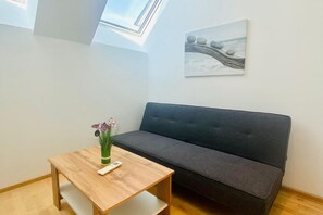 Living area - Cozy Room in Two Level 4BR Apartment Very Central (Wien)