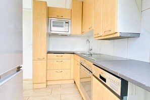 Private kitchen - Cozy Room in Two Level 4BR Apartment Very Central (Wien)