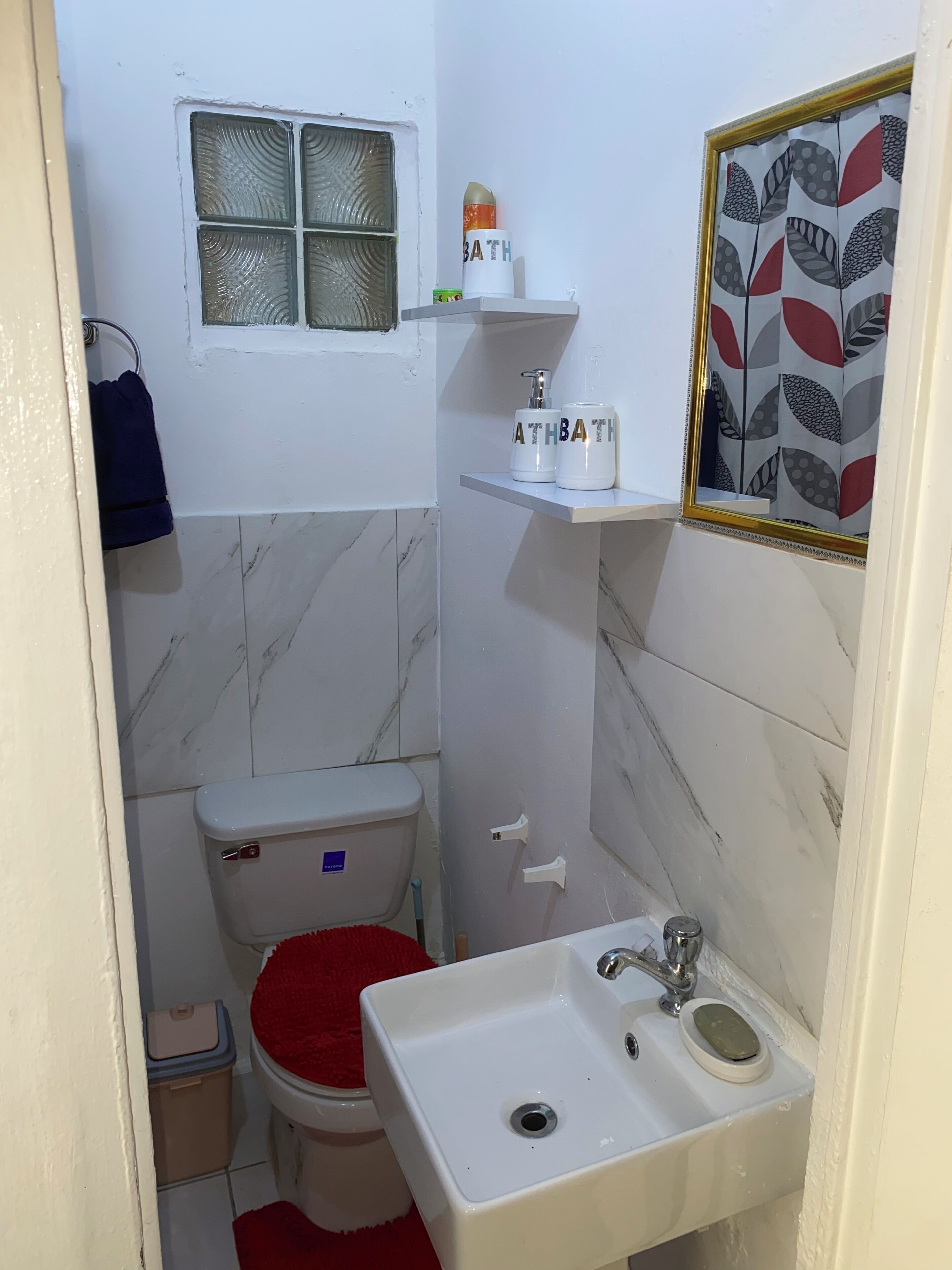 Douche, serviettes fournies, savon, papier toilette