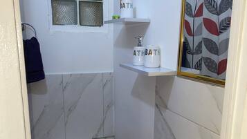 Douche, serviettes fournies, savon, papier toilette