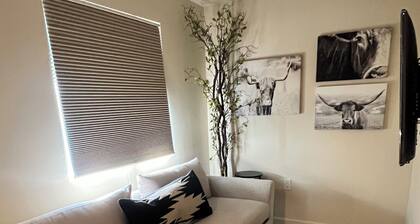 Cozy 1-bedroom apartment in charming Scottsdale with WiFi, AC