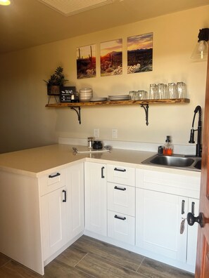 Kjøleskap, mikrobølgeovn, kaffetrakter/tekoker og brødrister