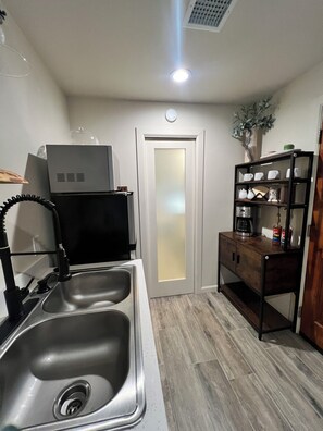 Een koelkast, een microgolfoven, een koffiezetapparaat/waterkoker