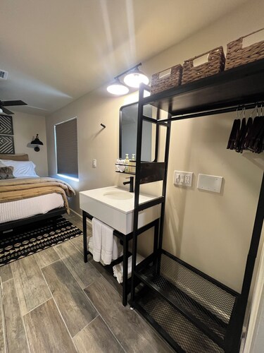 Cozy 1-bedroom apartment in charming Scottsdale with WiFi, AC