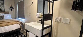 Cozy 1-bedroom apartment in charming Scottsdale with WiFi, AC