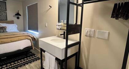 Cozy 1-bedroom apartment in charming Scottsdale with WiFi, AC