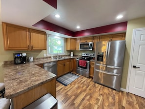 Kjøleskap, mikrobølgeovn, ovn og kokeplater