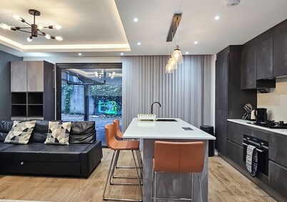 Cosy 1-Bedroom Flat in Paddington with secured parking & close to the Station
