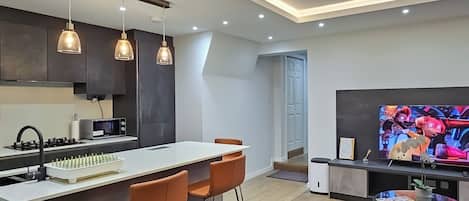 Refrigerador, microondas, horno y parrilla de estufa