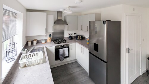 Cotswold Green - a cosy family home with free parking!