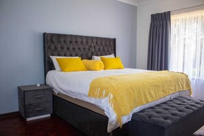 4 bedrooms, iron/ironing board, free WiFi, bed sheets - Bring the whole family to this spacious 4-bedroom house that sleeps 8. (Johannesburg)