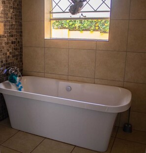 Hair dryer, towels, soap, toilet paper - Bring the whole family to this spacious 4-bedroom house that sleeps 8. (Johannesburg)