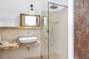 Een douche, een haardroger, een bidet