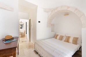 3 bedrooms, WiFi, bed sheets - Trullo Juno - Luxury Trullo with salt-water private pool (Ostuni)