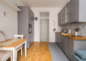 Fridge, oven, stovetop, dishwasher - Metro Racławicka Charming Apartment (Warszawa)