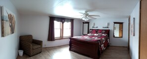 3 bedrooms, in-room safe, desk, iron/ironing board